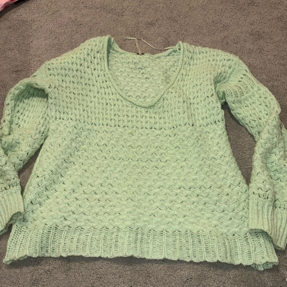 FREE PEOPLE SWEATER SIZE MEDIUM